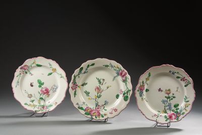 trois assiettes à motifs floraux posées sur une surface blanche