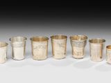 un ensemble de six coupes et tasses en argent posées sur une table