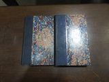 deux livres posés sur une table en bois