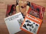 trois livres posés sur la table, sur laquelle se trouve un ours en peluche