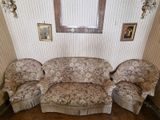 une photo d'un salon avec un canapé et deux fauteuils