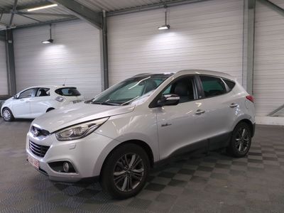 une photo d'une voiture blanche garée dans un garage