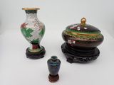 deux vases et un petit vase posés sur une table
