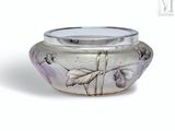 un bol en argent orné d'un motif floral