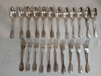 beaucoup de cuillères et de fourchettes en argent sur une table