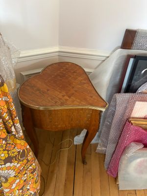 une chaise et une table dans le coin d'une pièce