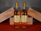 deux bouteilles de vin posées l'une à côté de l'autre sur une table