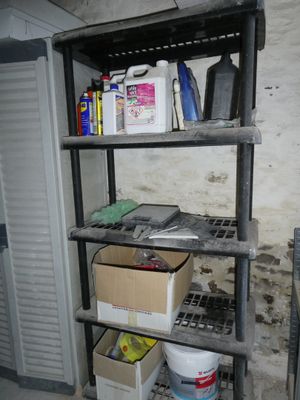 une étagère chargée d'objets dans une pièce