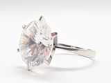 gros plan d'une bague en diamant sur fond blanc