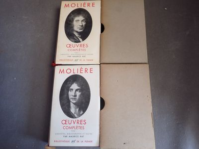 deux paquets de cigarettes posés l'un à côté de l'autre sur une table