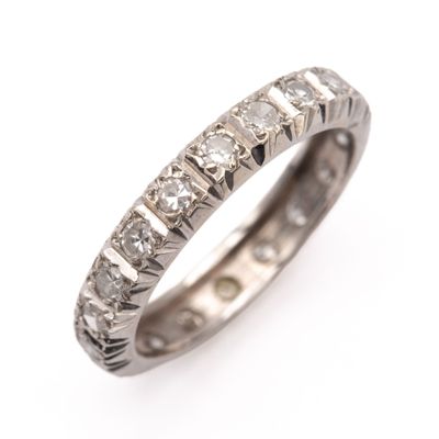 gros plan d'une bague en diamant sur fond blanc