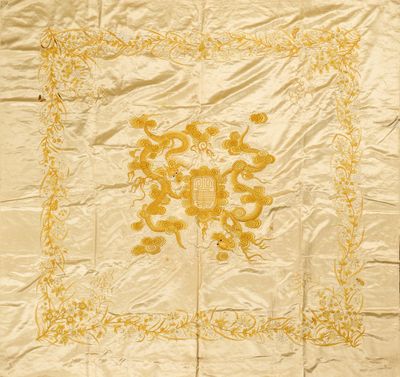 une nappe ancienne brodée, jaune et blanche, ornée d'un motif floral