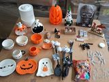 une table sur laquelle sont disposés de nombreux objets d'Halloween