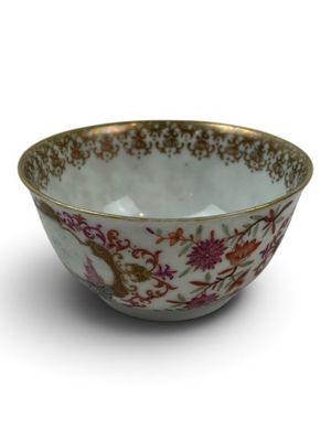 une image représentant un bol orné d'un motif floral