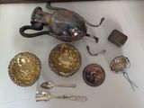 beaucoup d'objets en argent sur la table