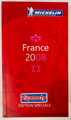 un livre rouge sur lequel figure l'image d'un bâtiment