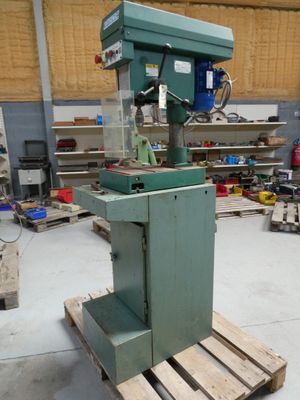 a machine that is sitting on a pallet in a warehouse