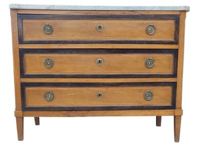 une image d'une commode en bois avec un plateau en marbre