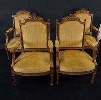 Suite de quatre fauteuils en noyer mouluré et sculpté.