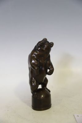 une statue d'ours posée sur un socle