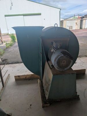 an image of a machine that is sitting on a pallet