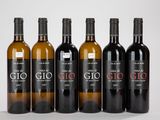 six bouteilles de vin sont alignées dans une rangée