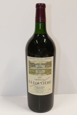 une bouteille de vin posée sur une table