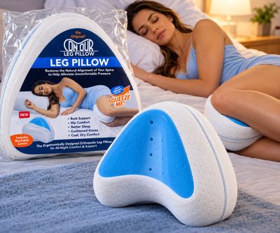 La femme est allongée sur le lit, à côté de l'oreiller.