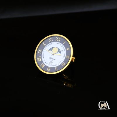 une montre posée sur une surface noire, avec son reflet au centre