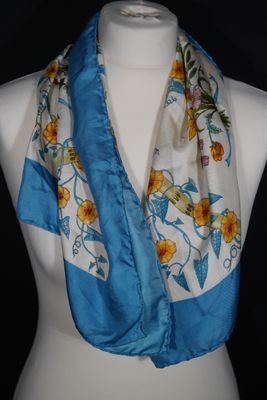 GUCCI Foulard en twill de soie à décor de fleurs, signé V.