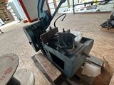 une machine posée à même le sol dans un bâtiment