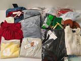 un tas de vêtements et d'autres objets posés sur une table