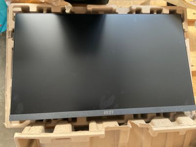 une image représentant un ordinateur portable posé sur une palette