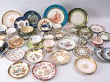 de nombreux types d'assiettes et de bols en porcelaine sur la table