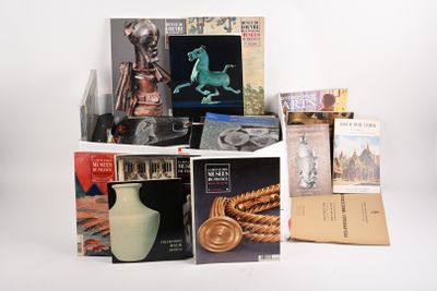 un grand nombre de livres posés sur une table