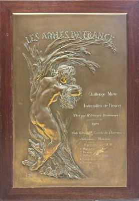 plaque représentant une femme tenant une fleur dans la main droite et un oiseau dans la main gauche