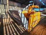 un bulldozer jaune garé à l'intérieur d'un bâtiment