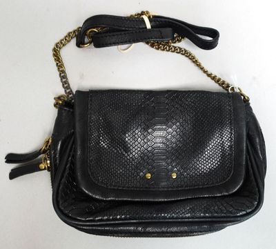 un sac à main en peau de serpent noir, muni d'une bandoulière à chaîne et d'un pompon
