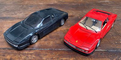 deux petites voitures posées sur une table en bois