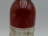 une bouteille de vin posée sur une table
