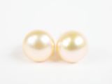 une paire de boucles d'oreilles en perles sur fond blanc