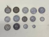 un lot de pièces de monnaie posées sur une table