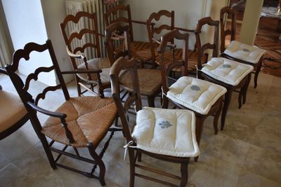 many chairs that are lined up in a circle
