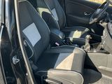 l'intérieur d'une voiture, avec la portière ouverte et le siège passager relevé