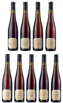 un groupe de six bouteilles de vin assises les unes à côté des autres