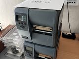 une imprimante posée sur un bureau à côté d'une imprimante