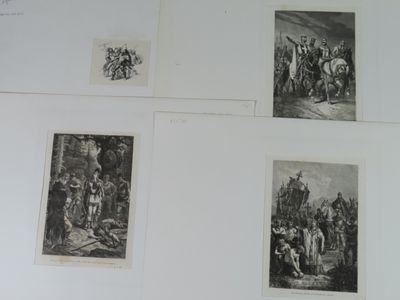 plusieurs photos en noir et blanc représentant des personnes et des animaux accrochées au mur