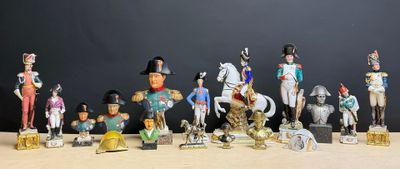 de nombreuses figurines de différentes tailles et couleurs posées sur une table