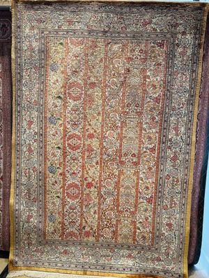Tapis Iran Goum soie signé et daté, couleur blanc et orange …