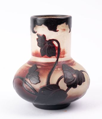 un vase orné d'un motif en noir et blanc